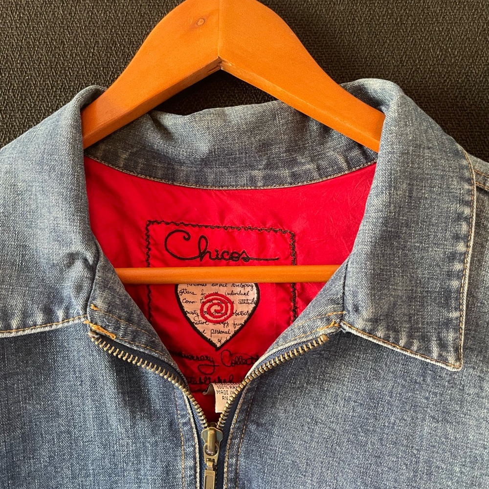 Chico's 1983 Anniversary Embroidered Denim Jacket with Parrot Design. Size 1 - Picture 5 of 12